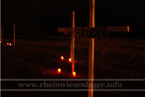 Kreuze und Kerzen an der Schwarzen Madonna in Remagen